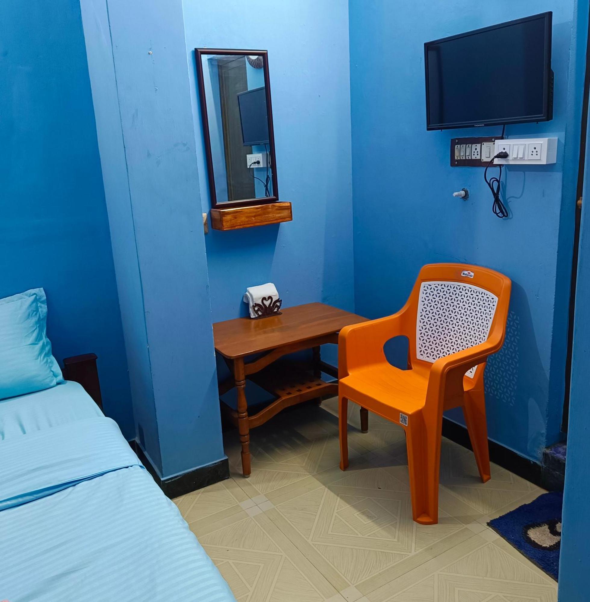 Blue Waves Homestay Puducherry Buitenkant foto