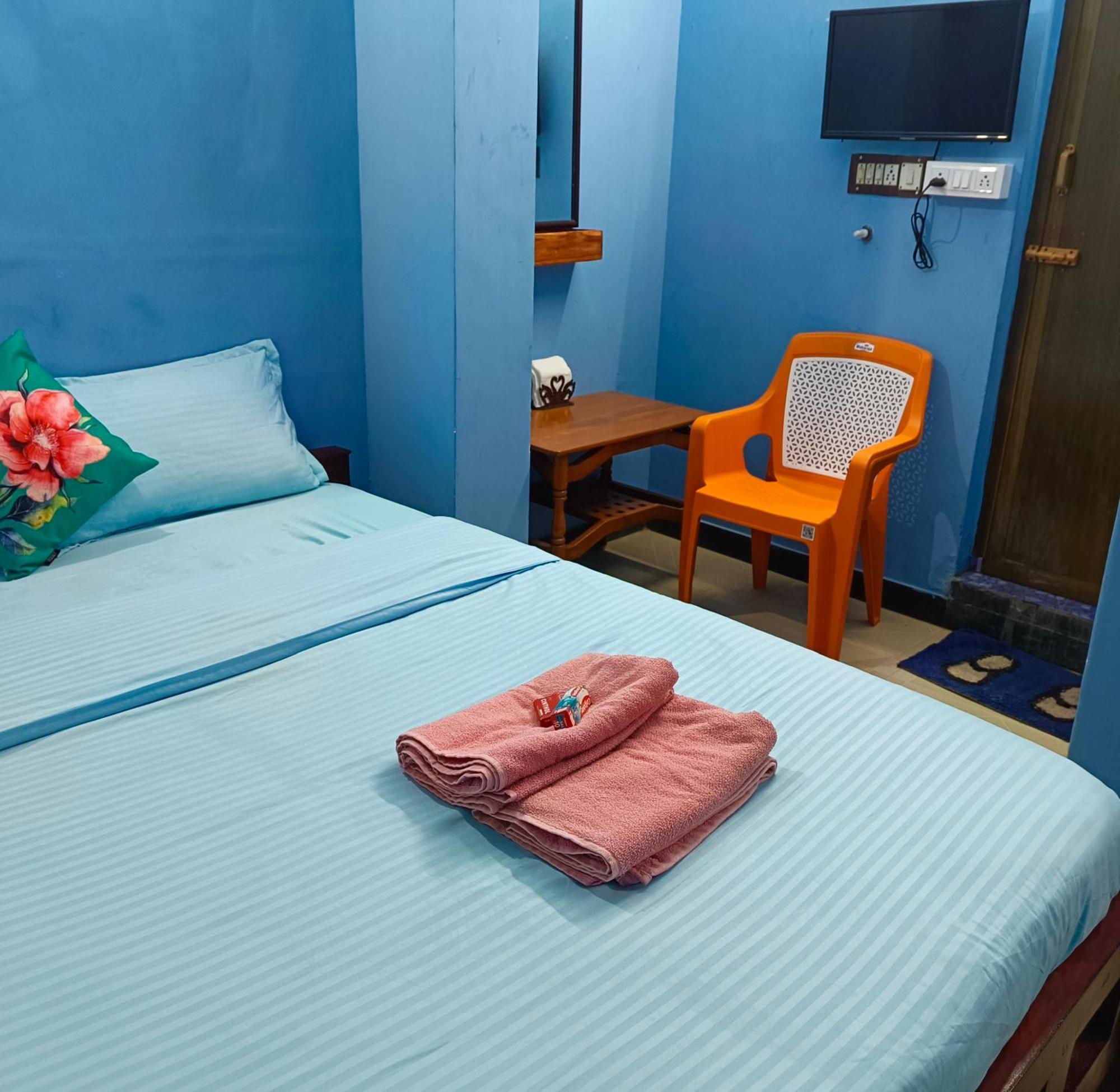 Blue Waves Homestay Puducherry Buitenkant foto